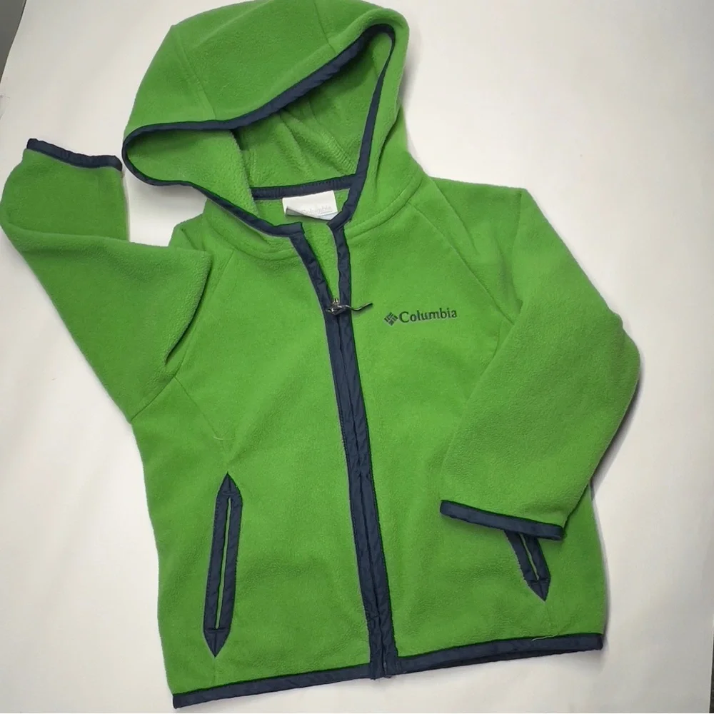 Columbia 2T Green Child’s Lightweight Hooded Jacket. Front pockets